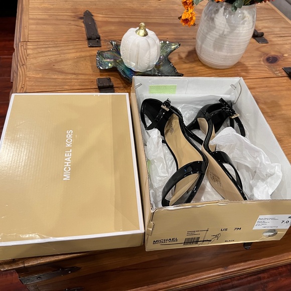 Michael Kors Simone Mid Sandal Patent Leather Pump Heel - Picture 13 of 13